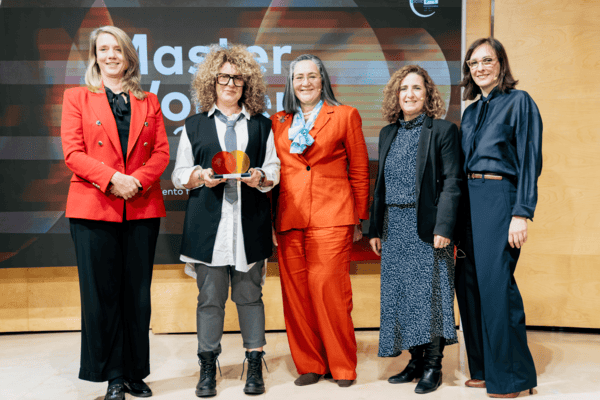 Sara Sorribes posando con el galardón MasterWoman junto a representantes de Mastercard y ASEME